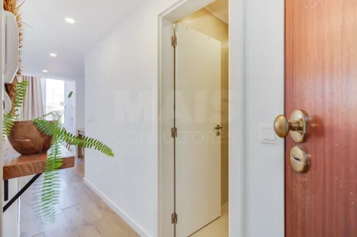 2-Bedroom Apartment in Almada’s Historic Center, Next to Casa da Cerca