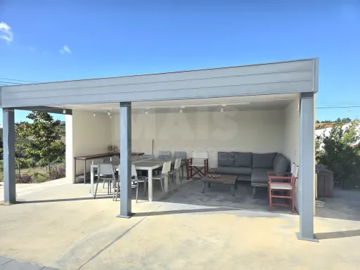 Moradia T4 térrea contemporânea com anexo T2 independente | Lote com 10.400 m² | Alvorninha