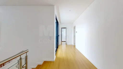 Moradia nova com piscina T4 em Linda a Velha