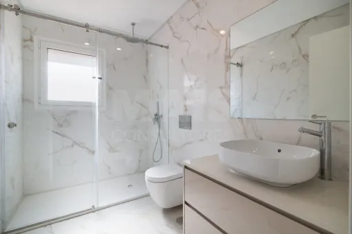 Moradia Geminada T4 + 1 em Famões