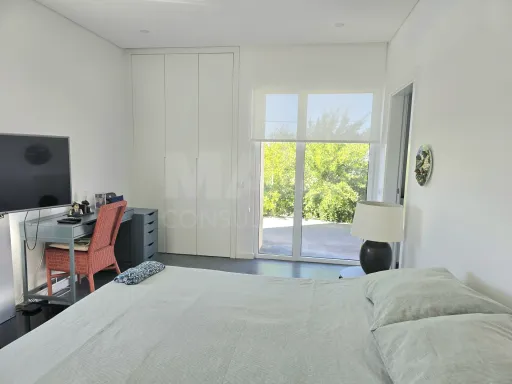 Moradia T4 térrea contemporânea com anexo T2 independente | Lote com 10.400 m² | Alvorninha