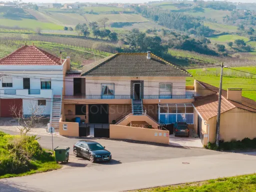 Moradia T5 com garagem e armazém