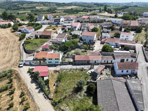 Farm with two ruined houses, well and annex with studio!