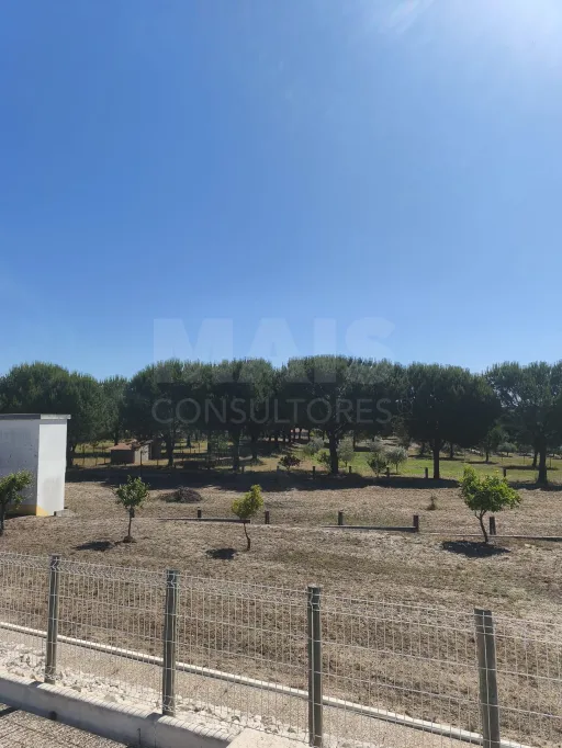 Propriedade com Piscina e Instalações Equestres – Um Refúgio Tranquilo com Potencial de Expansão
