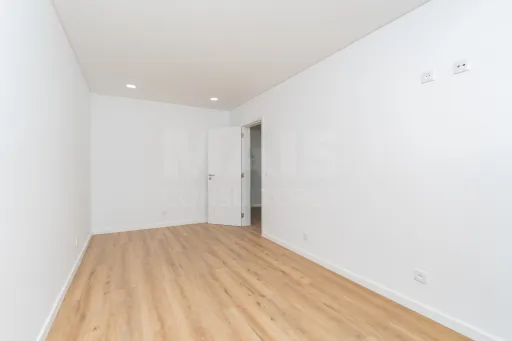 Apartamento T2 Totalmente Remodelado com Varanda no Coração de Alverca | Modernidade, Conforto e Localização de Excelência