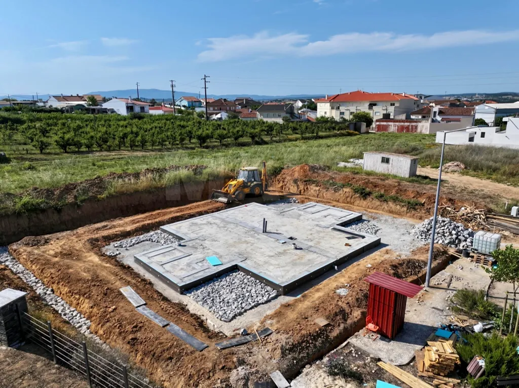 Moradia T3 Geminada c/ 1 Suite, Jardim, Parqueamento e Piscina! (LT2)