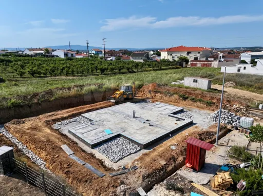 Moradia T3 Geminada c/ 1 Suite, Jardim, Parqueamento e Piscina! (LT2)