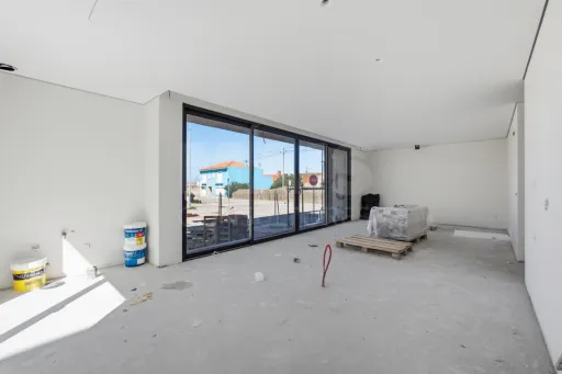 New 2-Bedroom Apartment with Private Backyard, a 10-Minute Walk from Baleal