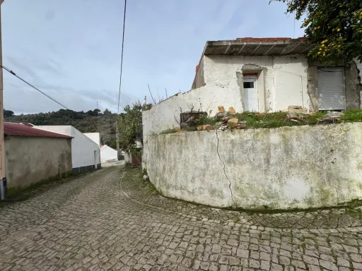 Oportunidade em Calhandriz: Moradia T2 Semi-Remodelada com Opção Chave na Mão