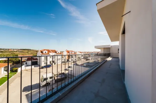 Apartamento T2 Novo com Garagem Privativa e Varanda Ampla em Ferrel junto ao Baleal Fracção G