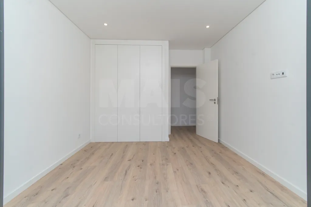 Premium, Like-New 3-Bedroom Apartment with Exceptional Balcony – Garage – Elevator – Convenient Access to Lisbon