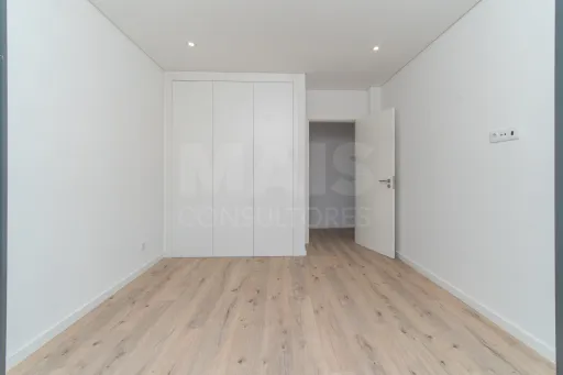 T3 Premium Seminovo com Varanda Excecional – Garagem - Elevador - Acesso Privilegiado a Lisboa