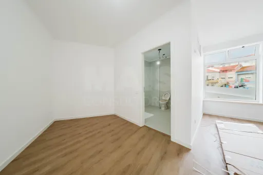 214 m² Store with Potential to Be Converted into a 4-Bedroom Apartment or Two Apartments – Excellent Investment Opportunity