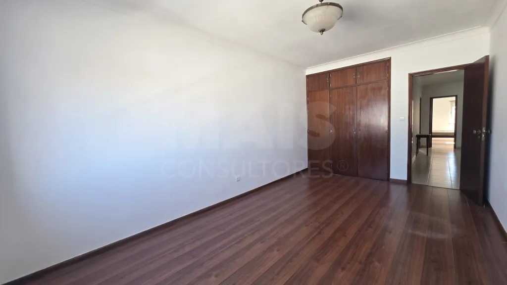Apartamento T1 Transformado em T2 em Benavente | 70 m² | Excelente localização