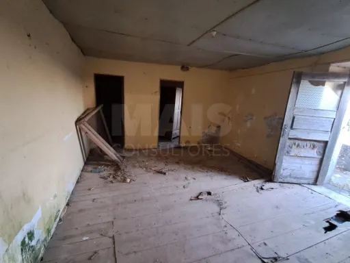 Moradia para remodelar em lote de terreno c/ 520m2