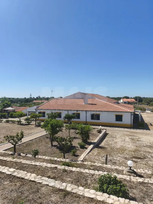 Propriedade com Piscina e Instalações Equestres – Um Refúgio Tranquilo com Potencial de Expansão