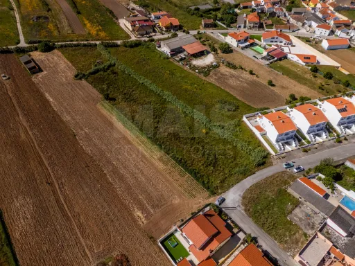 Terreno com Projeto em fase de aprovação para 2 Moradias T4 com piscina – Casais Brancos