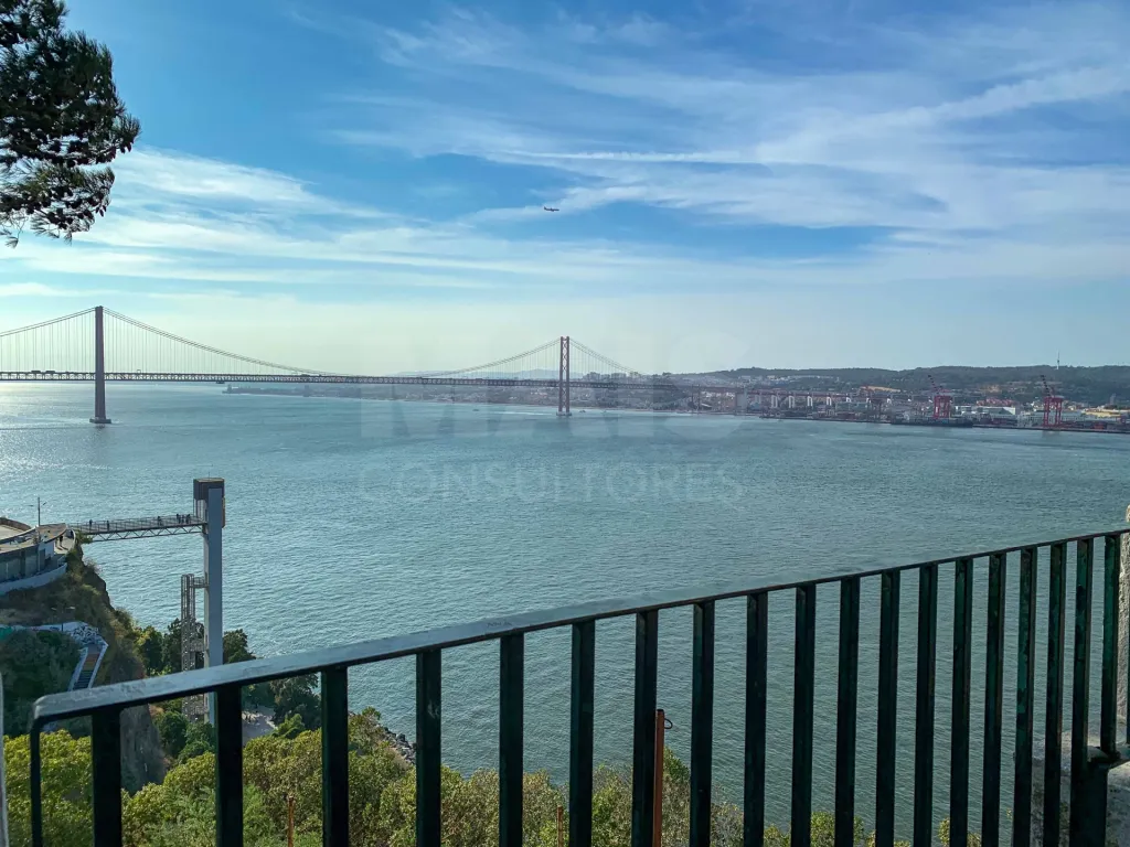 T3 Remodelado com Duas Suítes com Jardim e Miradouro à Porta – Almada