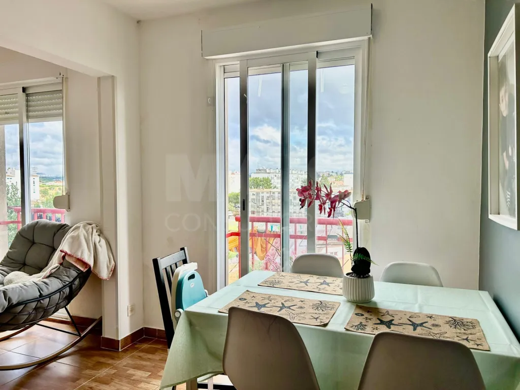 Apartamento T3 com elevador e arrecadação no Vale da Amoreira e Baixa da Banheira