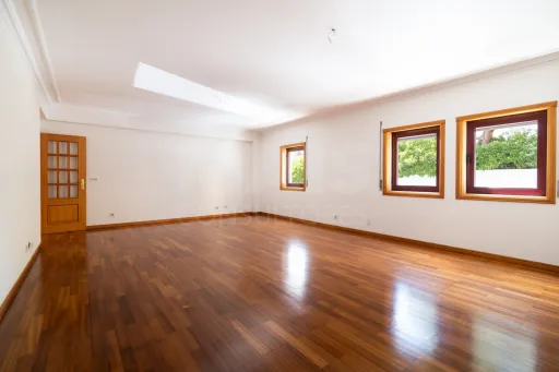 3-Bedroom Apartment in Linda-a-Velha