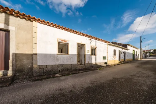 Quinta com duas moradias em ruína, poço e anexo com T0!