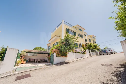 Moradia com 3 quartos em suíte, e terraço com vista desafogada.