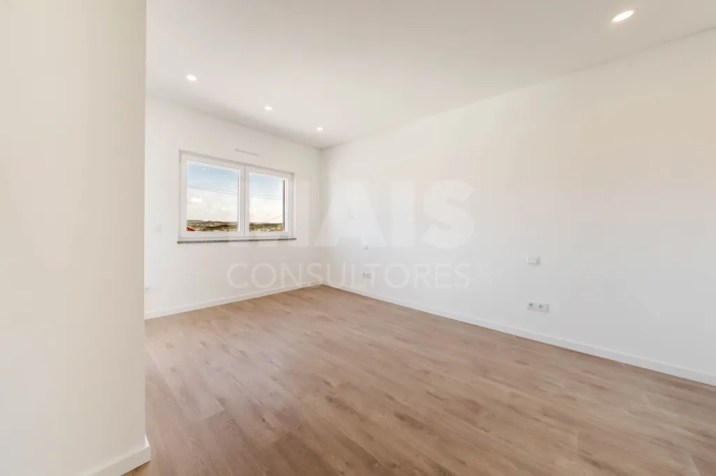 Moradia T3+1 Garagem, Logradouro e Vista Mar