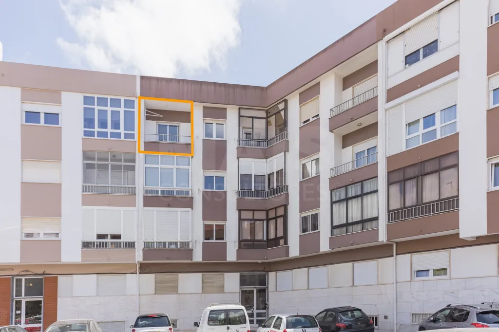 Último Piso | T2 Totalmente Remodelado | 2 Varandas | Vista Desafogada