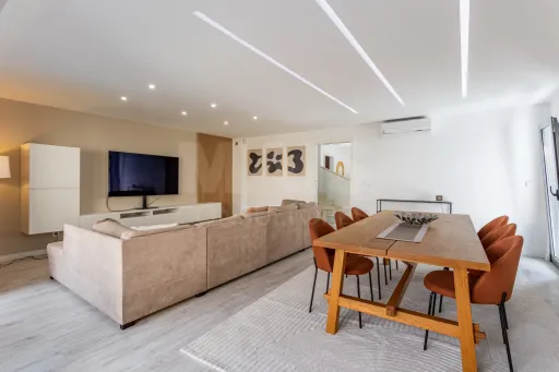 Luxury 4 bedroom villa with pool in Charneca de Caparica
