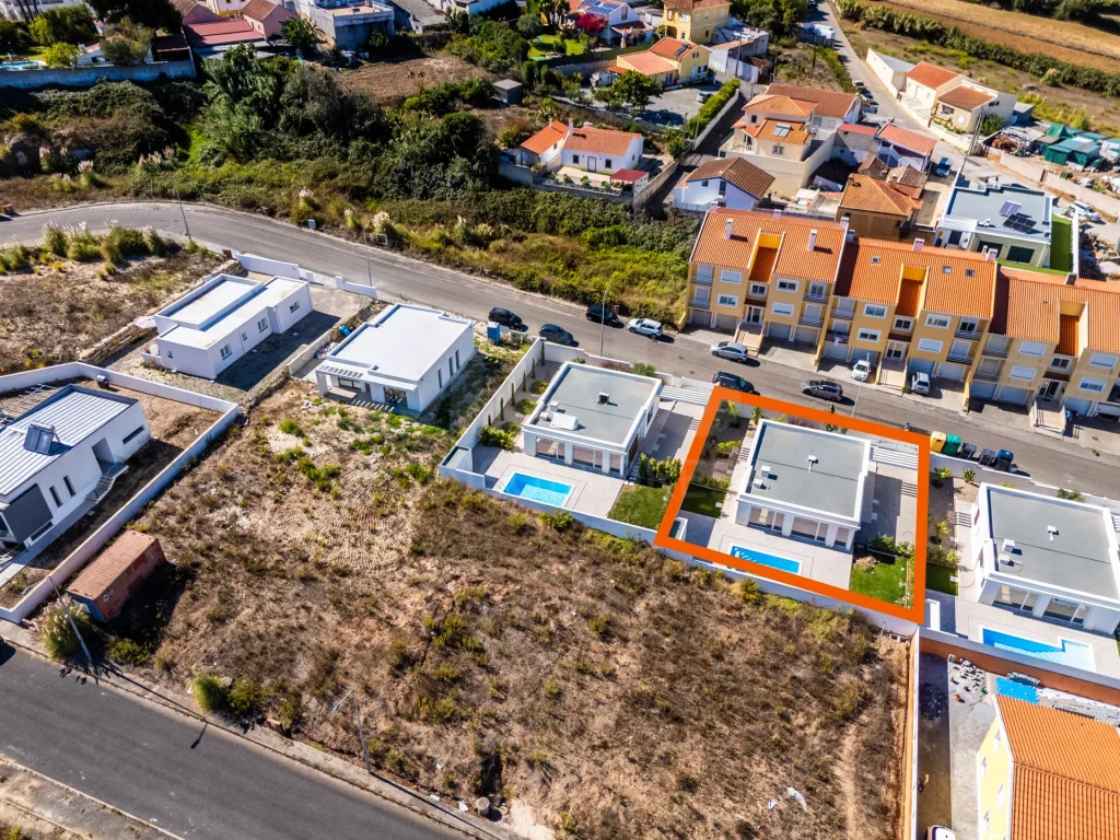 Moradia T3 Térrea com Piscina e Jardim !