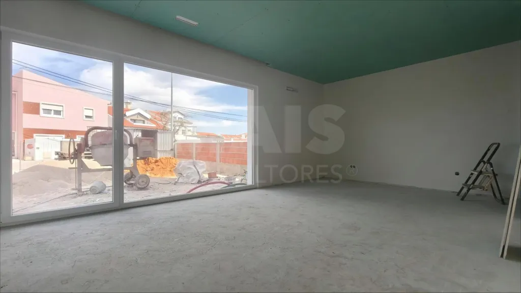 Moradia T4 c/ 1 Master Suite + 2 Suites, Jardim & Parqueamento !