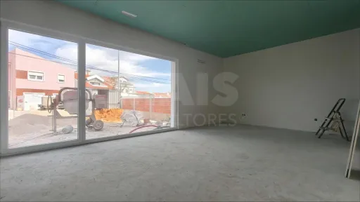 Moradia T4 c/ 1 Master Suite + 2 Suites, Jardim & Parqueamento !