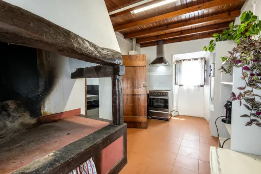 MAIS DE 300 m² DE CONSTRUÇÃO, PÁTIO PRIVADO E GRANDES ÁREAS DE APOIO | TURQUEL