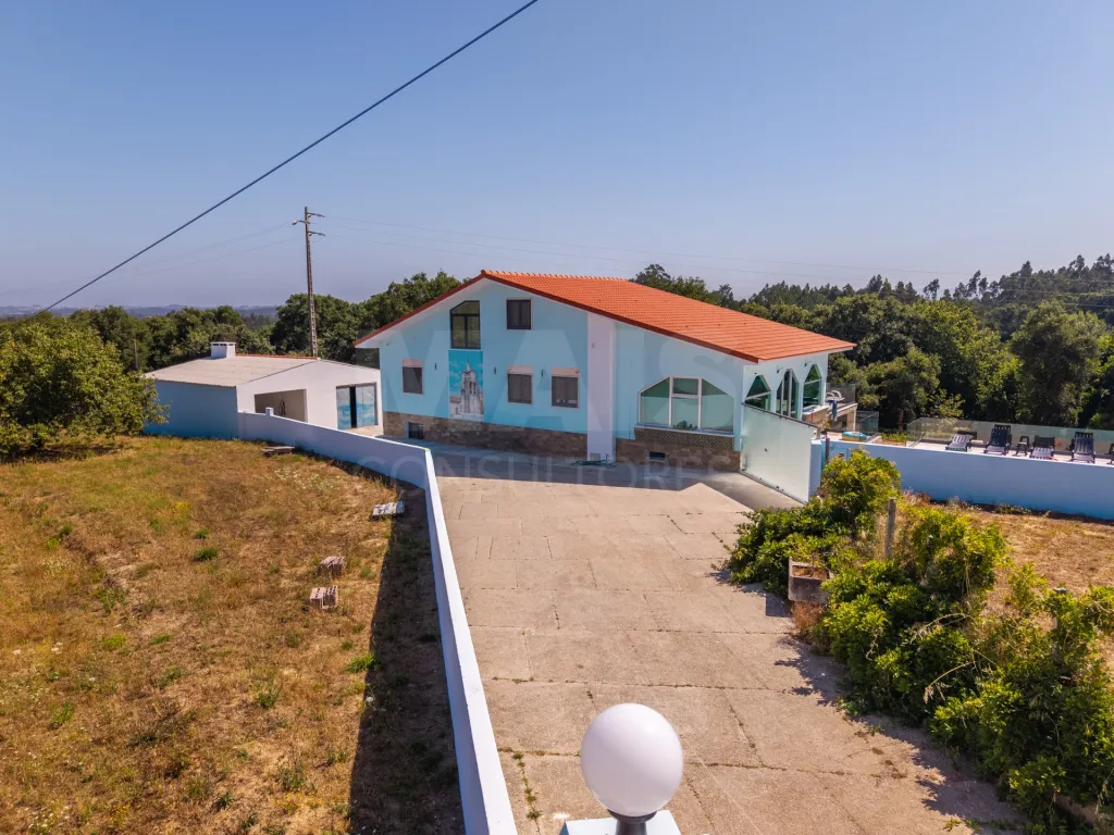 Quinta com mais de 23.000 m², piscina de água salgada e potencial de construção