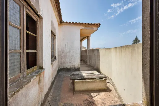 Prédio com projeto aprovado para 8 apartamentos em Peniche