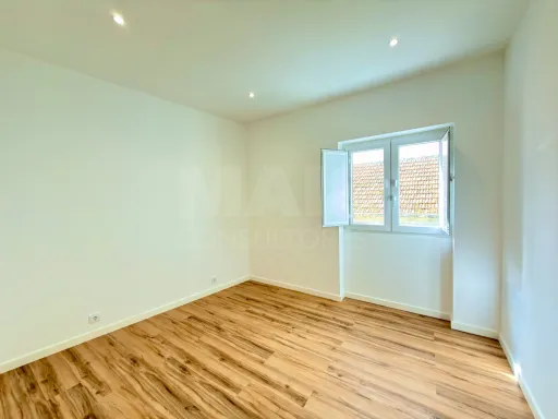 Moradia no coração de Peniche, totalmente renovada e com excelente potencial de investimento