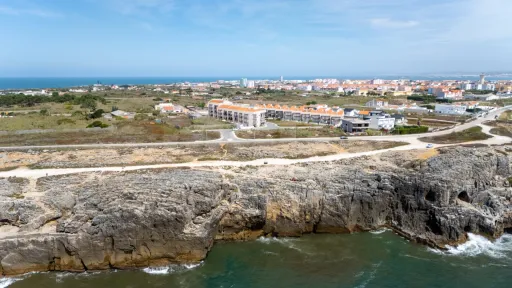 Apartamento T3 com quintal, garagem e vista mar