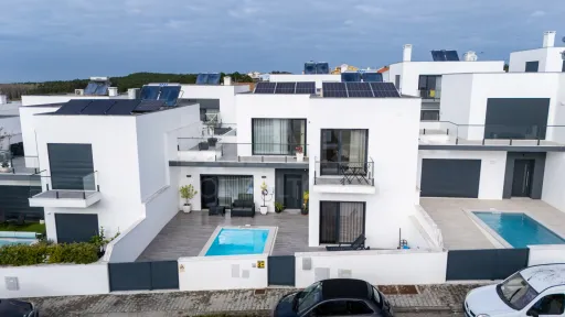 Moradia semi-nova T3 com piscina e vista mar
