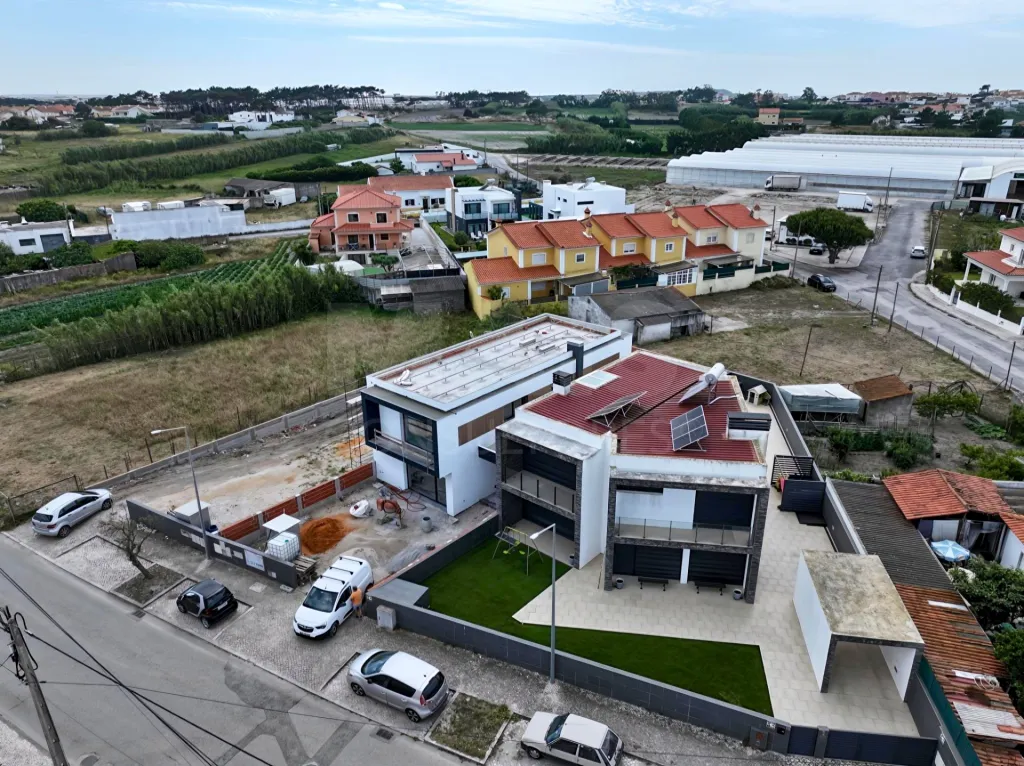 4 bedroom villa under construction w/ 1 Master Suite + 2 Suites, Garden & Parking !