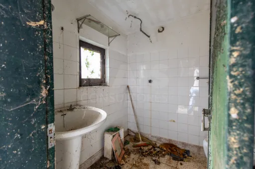 Moradia Térrea para Reabilitar com Terreno, Vista Mar e Vista Sítio da Nazaré – Bárrio, Alcobaça