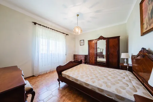Moradia Isolada com Terreno de 9.840 m² em Barreiras – Cadaval