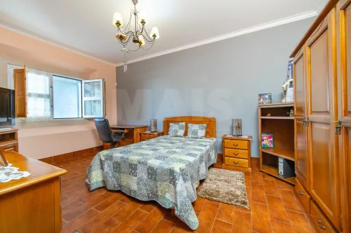 Moradia T4 com Piscina, 3 Garagens e Terreno de 3.179 m² em Almeirim