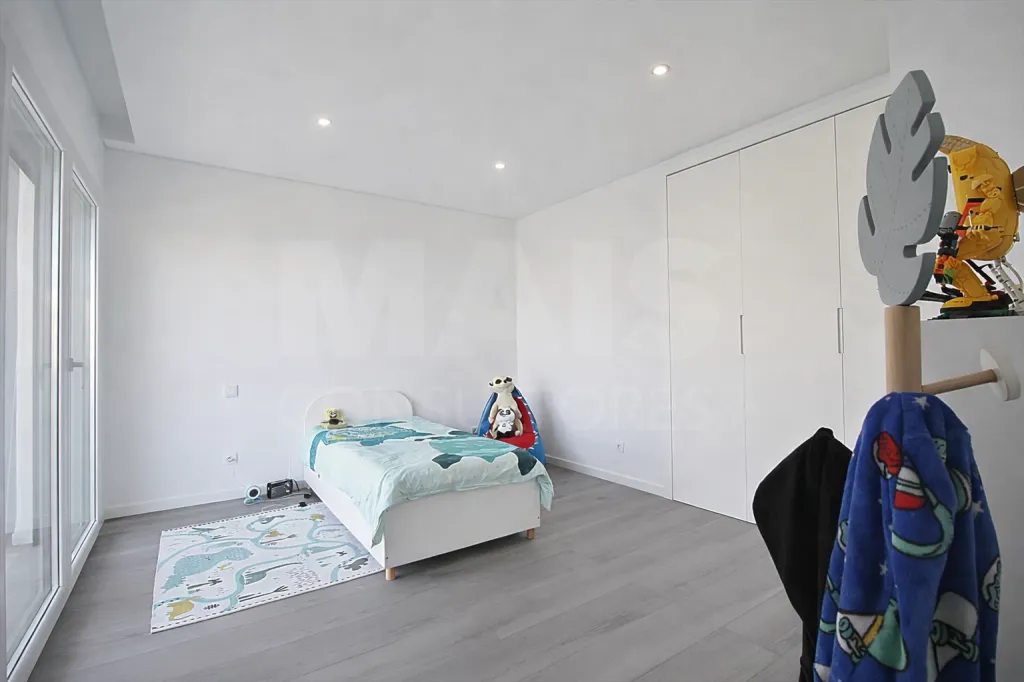 Moradia T4+1 com Quintal e Espaço para Piscina | Famões (Pontinha)