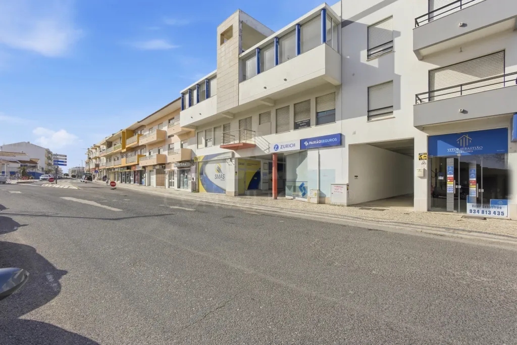 Prédio com 3 frações no centro de Peniche