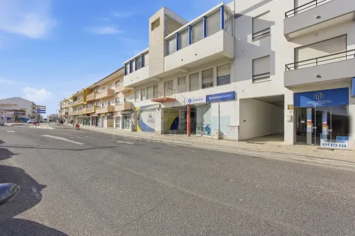 Prédio com 3 frações no centro de Peniche