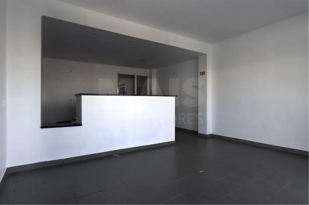 Espaço Comercial 115 m² na EN10 | Localização Premium e Máxima Visibilidade – Porto Alto