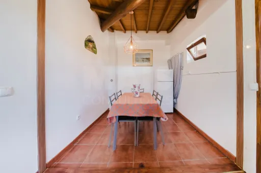 Renovated 3-Bedroom House with Backyard and Excellent Sun Exposure | Casais Brancos