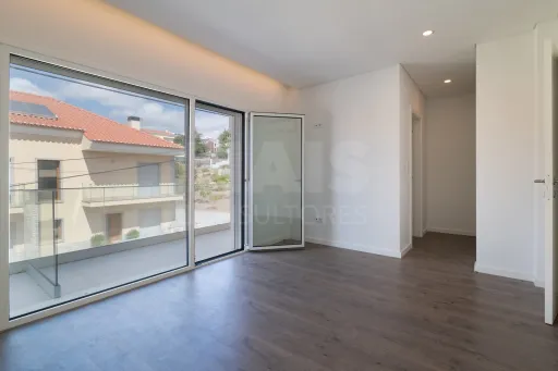Moradia Geminada T4 + 1 com Piscina Famões