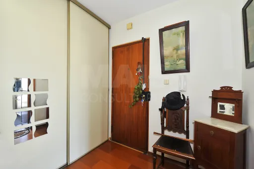 Apartamento T2 em Santo António dos Cavaleiros