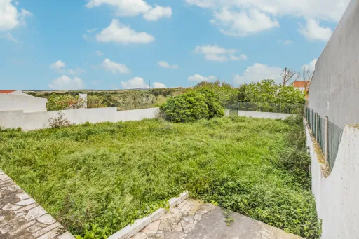 Moradia com  2 apartamentos T3 com garagem, logradouro e terreno em Atouguia da Baleia- Peniche